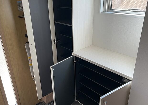 【玄関収納】玄関収納は、靴や傘、コートなどをスッキリと収納できるだけでなく、来客時に見せる顔となるため、家の顔とも言えます。収納量だけでなく、デザイン性も重視したいところです。ミラー付きの収納であれば、外出前の身だしなみチェックにも便利です。