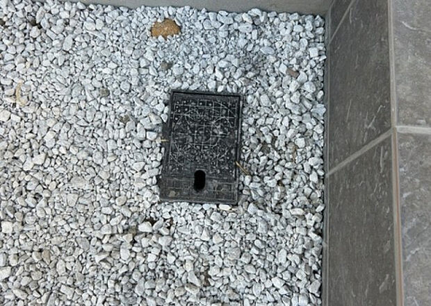 【その他設備】敷地内には、散水栓や立水栓があります。水道水を直接利用できるため、水を運ぶ手間を省くことが出来ます。大量の水を必要とする洗車作業や清掃などに役立ちます。その他設備とあわせて、現地でご確認ください。