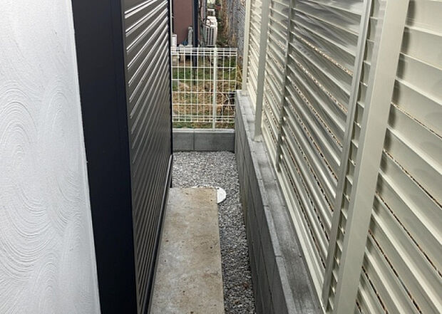【庭】庭があることでガーデニングや家庭菜園はもちろん、こどもの遊び場やペットを放して遊ぶことができます。また、家の周囲に余裕があるということです。隣地との間があれば、十分な日当たりと、風通しが確保できます。
