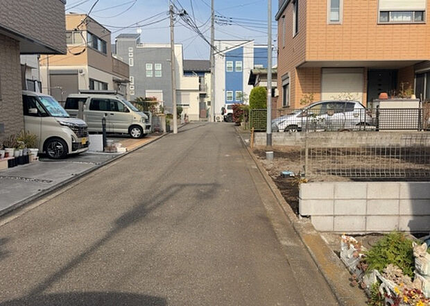 【前面道路含む現地写真_2】前面道路の幅員や歩道の有無、近隣の建物との距離感などは、実際の生活の利便性や安全性に大きく影響します。複数のアングルから前面道路の状況を確認することで、より具体的に生活イメージを描けます。