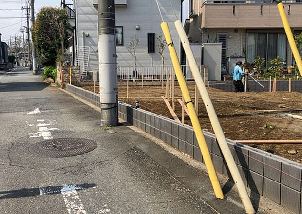 【庭_2】庭のある家に住むことのメリットとして、子どもたちの遊び場を確保できること、ガーデニングや家庭菜園を楽しめること、明るさを確保できることがあります。また、配置を工夫することでプライバシーが確保できます。
