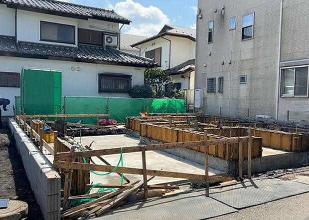 【構造・工法・仕様_2】ベタ基礎とは、柱の位置に関係なく全体に基礎がある事を指し、面積が大きい分建物の重さを全体に分散できます。また、地面からの湿気や害虫を遮断でき、木造住宅で心配されるシロアリ被害を防ぐ効果も期待できます。