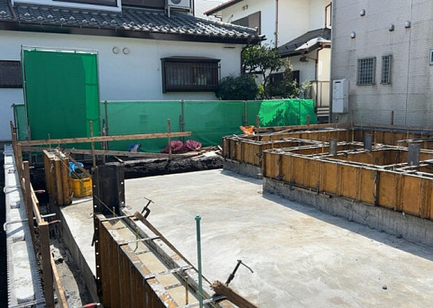 【庭_2】庭のある家に住むことのメリットとして、子どもたちの遊び場を確保できること、ガーデニングや家庭菜園を楽しめること、明るさを確保できることがあります。また、配置を工夫することでプライバシーが確保できます。