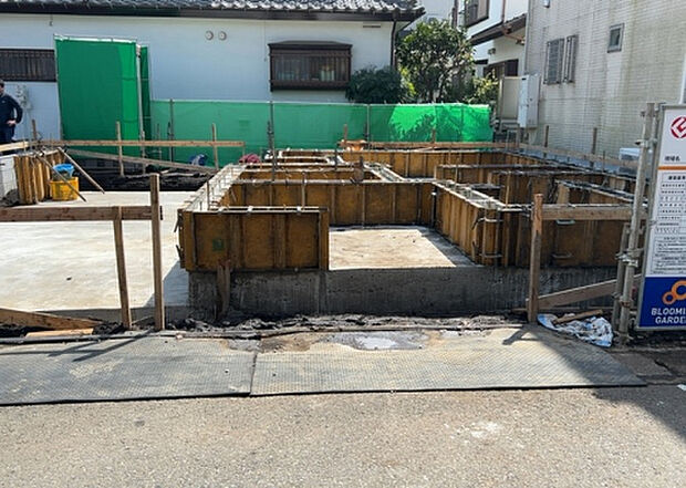【玄関_2】玄関は、狭すぎると複数人で使いにくく、広すぎても無駄な空間になりがちです。最低2畳を目安にして、家の広さとの兼ね合いや家族の人数を考慮して決めるとよいでしょう。現地を見学して快適な玄関を選びましょう！