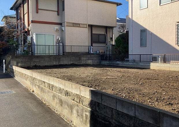 【玄関_2】玄関は、狭すぎると複数人で使いにくく、広すぎても無駄な空間になりがちです。最低2畳を目安にして、家の広さとの兼ね合いや家族の人数を考慮して決めるとよいでしょう。現地を見学して快適な玄関を選びましょう!
