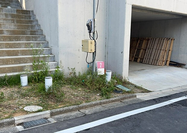 【庭_2】庭のある家に住むことのメリットとして、子どもたちの遊び場を確保できること、ガーデニングや家庭菜園を楽しめること、明るさを確保できることがあります。また、配置を工夫することでプライバシーが確保できます。