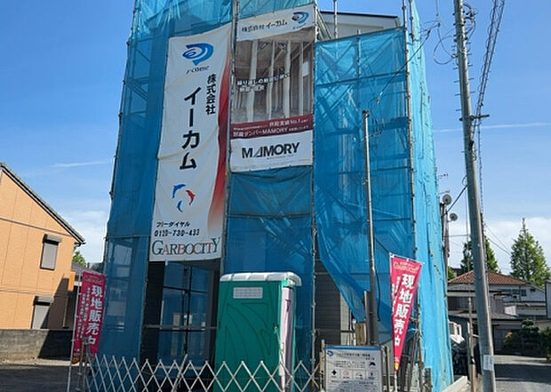 【外観_3】現地に行くなら、物件の周囲の地形がどうなっているかを見ることも大切です。周辺より低くなっている土地では、大雨などで水が集まりやすいため、地盤が弱くなっているということも考えられるため、注意が必要です。