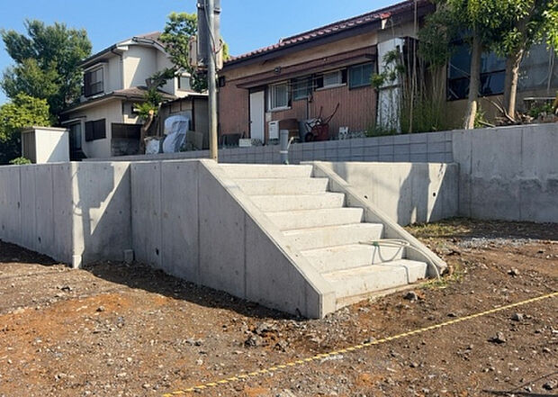 【外観_3】現地に行くなら、物件の周囲の地形がどうなっているかを見ることも大切です。周辺より低くなっている土地では、大雨などで水が集まりやすいため、地盤が弱くなっているということも考えられるため、注意が必要です。
