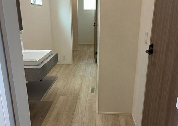 【脱衣場】多くの戸建て住宅で見かける洗面脱衣所は、洗面台と洗濯機が2畳ほどのスペースに並べられていて、洗面所が脱衣所を兼ね備えている間取りが一般的です。お客様が利用することもある、パブリックな空間でもあります。