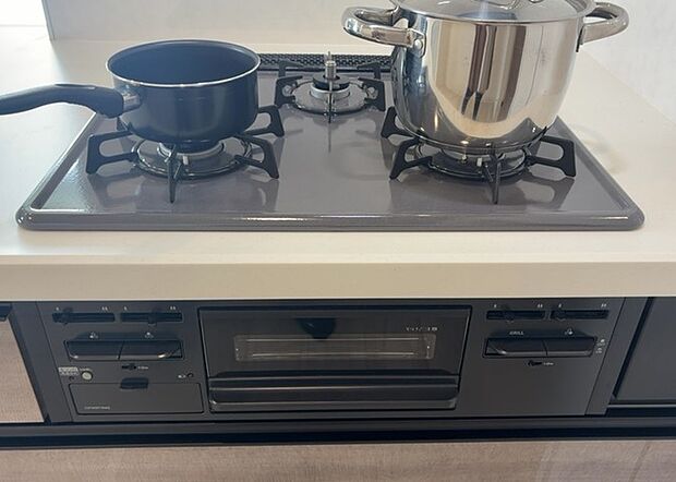 【キッチンコンロ】キッチンコンロは、料理の質を大きく左右する重要な設備です。火力調整のしやすさ、グリル機能の有無、安全装置の充実度など、選ぶポイントがたくさんあります。特に、IHクッキングヒーターは、お手入れのしやすさや安全性が高く、近年人気が高まっています。