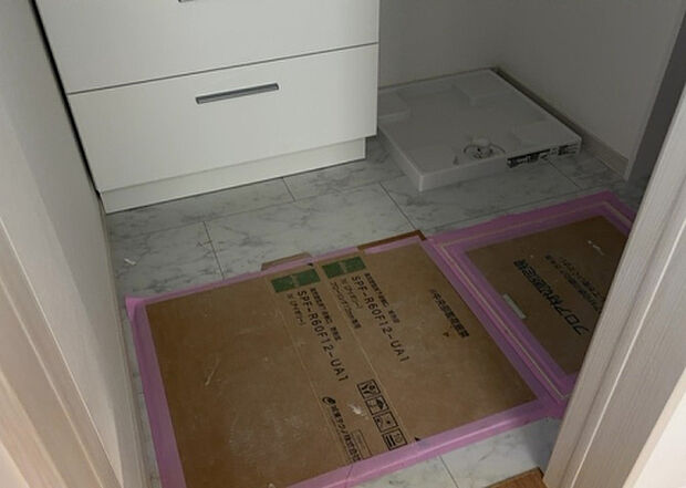 【脱衣場】多くの戸建て住宅で見かける洗面脱衣所は、洗面台と洗濯機が2畳ほどのスペースに並べられていて、洗面所が脱衣所を兼ね備えている間取りが一般的です。お客様が利用することもある、パブリックな空間でもあります。