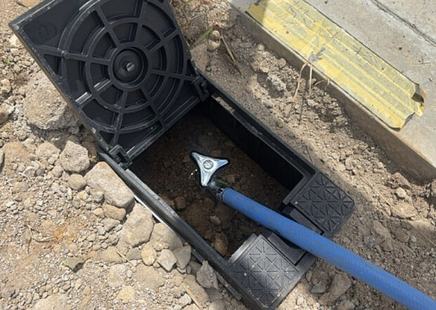 【その他設備】敷地内には、散水栓や立水栓があります。水道水を直接利用できるため、水を運ぶ手間を省くことが出来ます。大量の水を必要とする洗車作業や清掃などに役立ちます。その他設備とあわせて、現地でご確認ください。