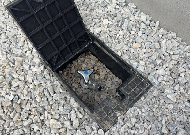【その他設備】敷地内には、散水栓や立水栓があります。水道水を直接利用できるため、水を運ぶ手間を省くことが出来ます。大量の水を必要とする洗車作業や清掃などに役立ちます。その他設備とあわせて、現地でご確認ください。
