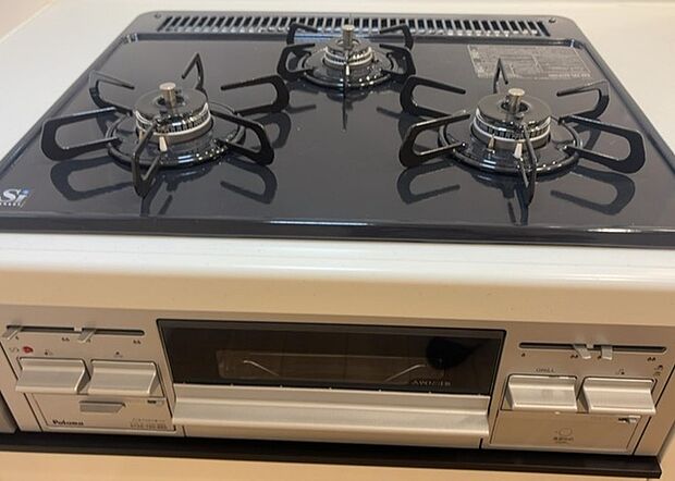 【キッチンコンロ】キッチンコンロは、料理の質を大きく左右する重要な設備です。火力調整のしやすさ、グリル機能の有無、安全装置の充実度など、選ぶポイントがたくさんあります。特に、IHクッキングヒーターは、お手入れのしやすさや安全性が高く、近年人気が高まっています。
