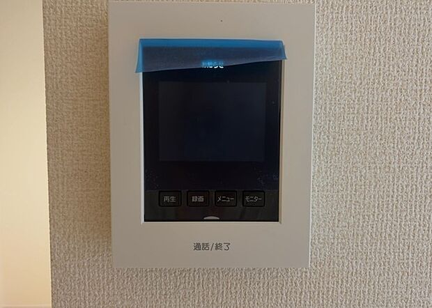 【ＴＶモニター付きインターホン】TVモニター付きインターホンは、来訪者の顔を確認できるだけでなく、音声でやり取りすることもできるため、セキュリティ面で安心できる設備です。モニター画面が大きく見やすいもの、夜間でも来訪者をしっかりと確認できるものなど、機能性を重視したいところです。