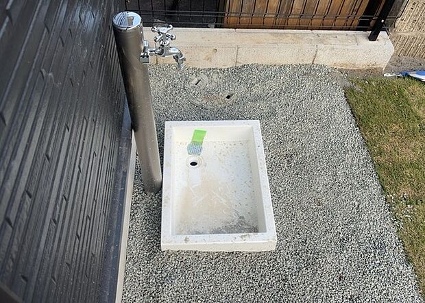 【外水栓】外水栓は、庭の水やりや洗車など、様々な用途に使える便利な設備です。ホースがしっかりと接続できるもの、水圧が安定しているものなど、使い勝手の良いものを選びましょう。また、凍結防止機能が付いているものなら、冬場でも安心して使用できます。