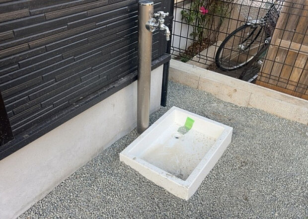 【その他設備】敷地内には、散水栓や立水栓があります。水道水を直接利用できるため、水を運ぶ手間を省くことが出来ます。大量の水を必要とする洗車作業や清掃などに役立ちます。その他設備とあわせて、現地でご確認ください。