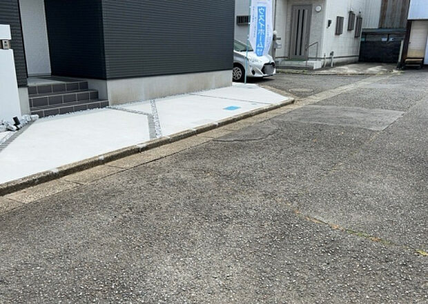 【前面道路含む現地写真_2】お持ちの車種によっては前面道路が広い方が便利でしょう。しかし、前面道路が広ければその分交通量が多くなるため、騒音などが気になる場合があります。実際に現地を見学し、周辺交通量や騒音などを確認しましょう！
