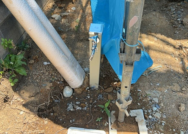 【その他設備】敷地内には、散水栓や立水栓があります。水道水を直接利用できるため、水を運ぶ手間を省くことが出来ます。大量の水を必要とする洗車作業や清掃などに役立ちます。その他設備とあわせて、現地でご確認ください。