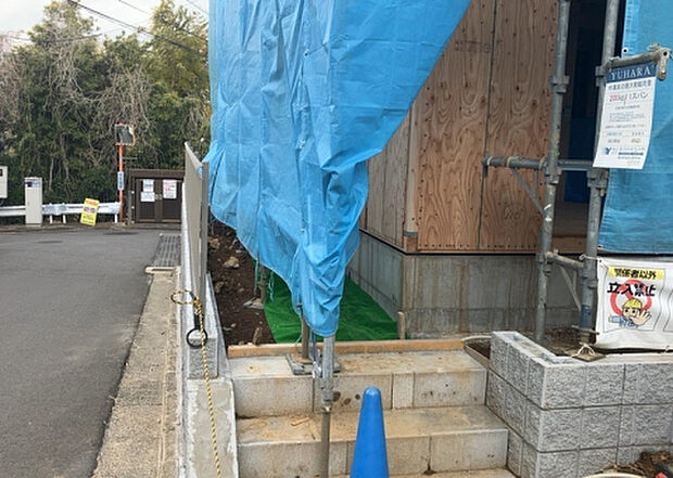 【庭_2】庭のある家に住むことのメリットとして、子どもたちの遊び場を確保できること、ガーデニングや家庭菜園を楽しめること、明るさを確保できることがあります。また、配置を工夫することでプライバシーが確保できます。