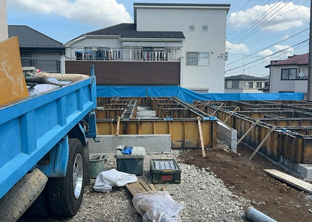 【構造・工法・仕様_2】ベタ基礎とは、柱の位置に関係なく全体に基礎がある事を指し、面積が大きい分建物の重さを全体に分散できます。また、地面からの湿気や害虫を遮断でき、木造住宅で心配されるシロアリ被害を防ぐ効果も期待できます。