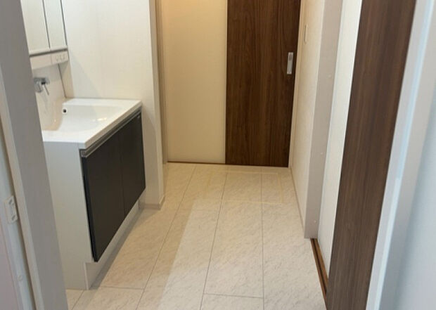 【脱衣場】多くの戸建て住宅で見かける洗面脱衣所は、洗面台と洗濯機が2畳ほどのスペースに並べられていて、洗面所が脱衣所を兼ね備えている間取りが一般的です。お客様が利用することもある、パブリックな空間でもあります。