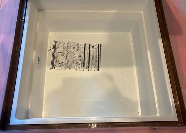 【キッチン床下収納】キッチン床下収納は、調理器具や食器などをスッキリと収納できる便利なスペースです。収納量が多いもの、引き出しがスムーズに開閉するものなど、使い勝手の良いものを選ぶことが大切です。また、湿気がこもりやすい場所なので、通気性の良いものを選ぶこともおすすめです。