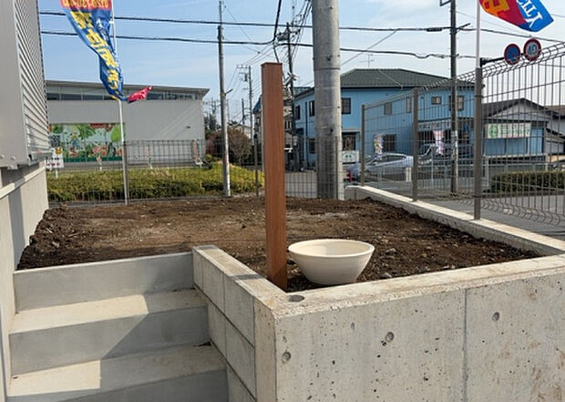 【庭】庭があることでガーデニングや家庭菜園はもちろん、こどもの遊び場やペットを放して遊ぶことができます。また、家の周囲に余裕があるということです。隣地との間があれば、十分な日当たりと、風通しが確保できます。