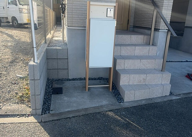 【庭】庭があることでガーデニングや家庭菜園はもちろん、こどもの遊び場やペットを放して遊ぶことができます。また、家の周囲に余裕があるということです。隣地との間があれば、十分な日当たりと、風通しが確保できます。