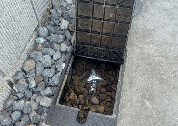 【その他設備】敷地内には、散水栓や立水栓があります。水道水を直接利用できるため、水を運ぶ手間を省くことが出来ます。大量の水を必要とする洗車作業や清掃などに役立ちます。その他設備とあわせて、現地でご確認ください。