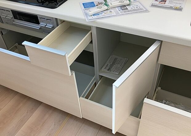 【キッチン床下収納】キッチン床下収納は、調理器具や食器などをスッキリと収納できる便利なスペースです。収納量が多いもの、引き出しがスムーズに開閉するものなど、使い勝手の良いものを選ぶことが大切です。また、湿気がこもりやすい場所なので、通気性の良いものを選ぶこともおすすめです。