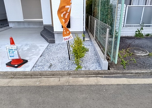 【庭】庭があることでガーデニングや家庭菜園はもちろん、こどもの遊び場やペットを放して遊ぶことができます。また、家の周囲に余裕があるということです。隣地との間があれば、十分な日当たりと、風通しが確保できます。