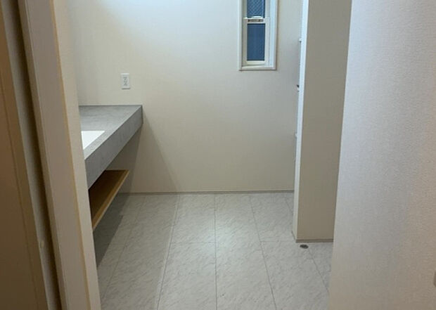 【脱衣場】多くの戸建て住宅で見かける洗面脱衣所は、洗面台と洗濯機が2畳ほどのスペースに並べられていて、洗面所が脱衣所を兼ね備えている間取りが一般的です。お客様が利用することもある、パブリックな空間でもあります。