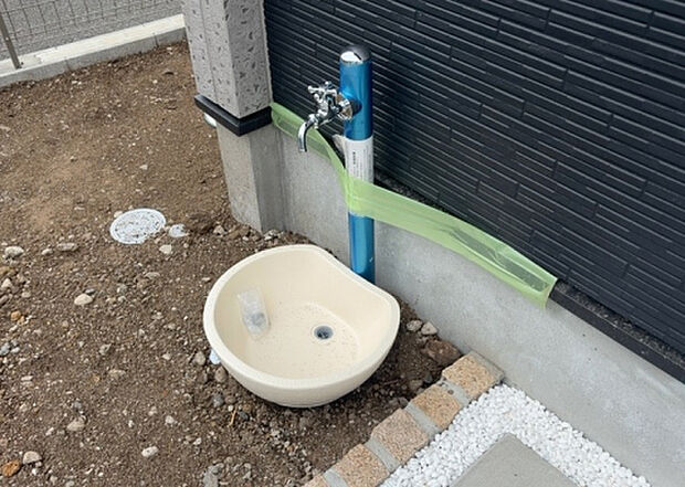 【その他設備】敷地内には、散水栓や立水栓があります。水道水を直接利用できるため、水を運ぶ手間を省くことが出来ます。大量の水を必要とする洗車作業や清掃などに役立ちます。その他設備とあわせて、現地でご確認ください。