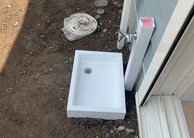 【外水栓】外水栓は、庭の水やりや洗車など、様々な用途に使える便利な設備です。ホースがしっかりと接続できるもの、水圧が安定しているものなど、使い勝手の良いものを選びましょう。また、凍結防止機能が付いているものなら、冬場でも安心して使用できます。