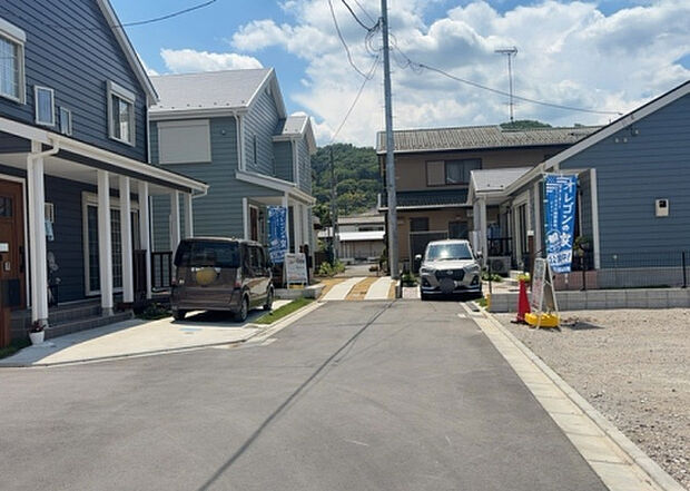 【前面道路含む現地写真_2】お持ちの車種によっては前面道路が広い方が便利でしょう。しかし、前面道路が広ければその分交通量が多くなるため、騒音などが気になる場合があります。実際に現地を見学し、周辺交通量や騒音などを確認しましょう！