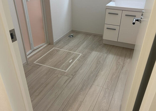 【脱衣場】多くの戸建て住宅で見かける洗面脱衣所は、洗面台と洗濯機が2畳ほどのスペースに並べられていて、洗面所が脱衣所を兼ね備えている間取りが一般的です。お客様が利用することもある、パブリックな空間でもあります。