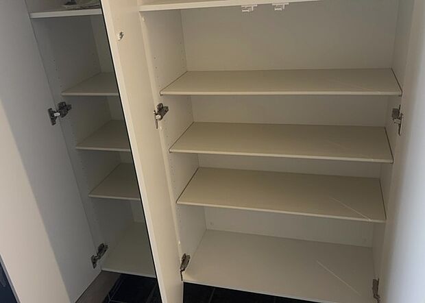 【玄関収納】玄関収納は、靴や傘、コートなどをスッキリと収納できるだけでなく、来客時に見せる顔となるため、家の顔とも言えます。収納量だけでなく、デザイン性も重視したいところです。ミラー付きの収納であれば、外出前の身だしなみチェックにも便利です。