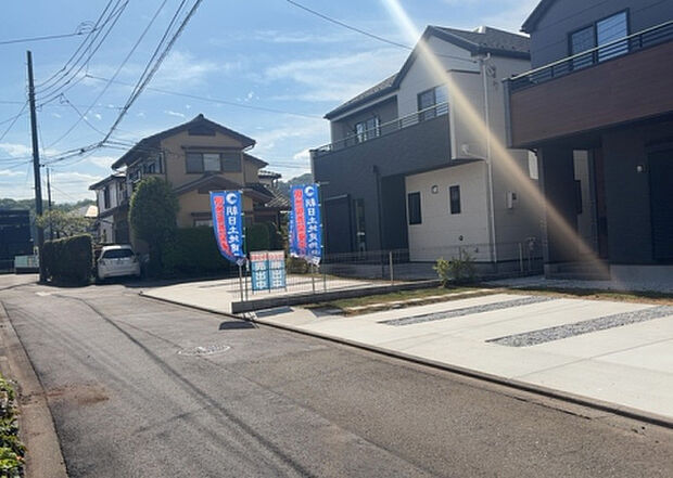 【前面道路含む現地写真_2】お持ちの車種によっては前面道路が広い方が便利でしょう。しかし、前面道路が広ければその分交通量が多くなるため、騒音などが気になる場合があります。実際に現地を見学し、周辺交通量や騒音などを確認しましょう！