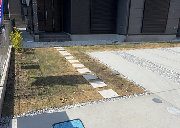 【庭】庭があることでガーデニングや家庭菜園はもちろん、こどもの遊び場やペットを放して遊ぶことができます。また、家の周囲に余裕があるということです。隣地との間があれば、十分な日当たりと、風通しが確保できます。