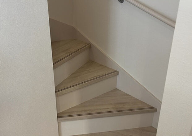 【内装】建物の上下階の通路である階段は、その位置によって動線や室内の印象が大きく左右されます。手摺にも重要な役割があり、転倒の防止・歩行や動作を円滑にして日常生活を支えることを主な目的として設置されています。