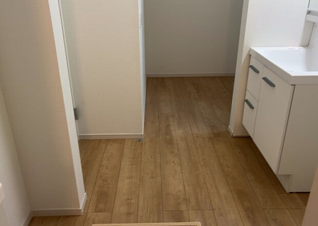 【脱衣場】多くの戸建て住宅で見かける洗面脱衣所は、洗面台と洗濯機が2畳ほどのスペースに並べられていて、洗面所が脱衣所を兼ね備えている間取りが一般的です。お客様が利用することもある、パブリックな空間でもあります。