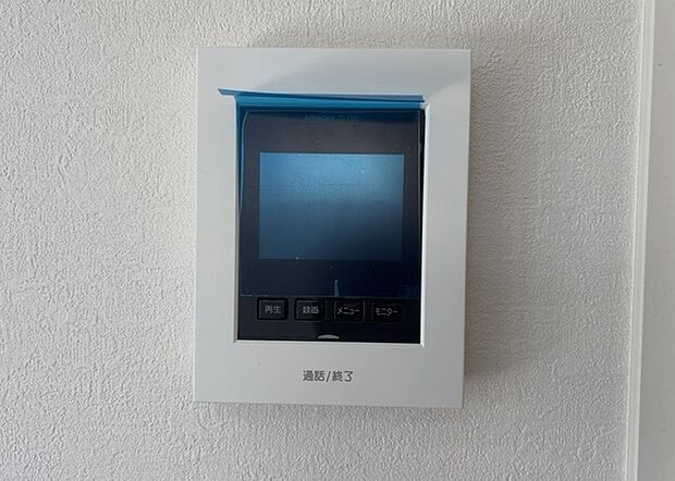 【ＴＶモニター付きインターホン】TVモニター付きインターホンは、来訪者の顔を確認できるだけでなく、音声でやり取りすることもできるため、セキュリティ面で安心できる設備です。モニター画面が大きく見やすいもの、夜間でも来訪者をしっかりと確認できるものなど、機能性を重視したいところです。