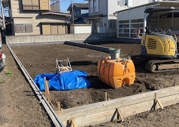 【構造・工法・仕様_2】ベタ基礎とは、柱の位置に関係なく全体に基礎がある事を指し、面積が大きい分建物の重さを全体に分散できます。また、地面からの湿気や害虫を遮断でき、木造住宅で心配されるシロアリ被害を防ぐ効果も期待できます。