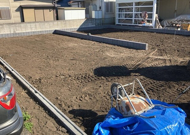 【庭_2】庭のある家に住むことのメリットとして、子どもたちの遊び場を確保できること、ガーデニングや家庭菜園を楽しめること、明るさを確保できることがあります。また、配置を工夫することでプライバシーが確保できます。