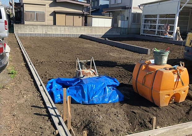 【玄関_2】玄関は、狭すぎると複数人で使いにくく、広すぎても無駄な空間になりがちです。最低2畳を目安にして、家の広さとの兼ね合いや家族の人数を考慮して決めるとよいでしょう。現地を見学して快適な玄関を選びましょう！