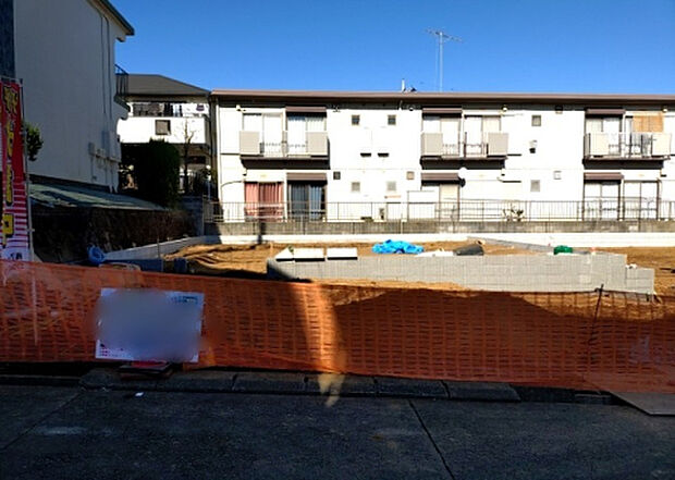 【前面道路含む現地写真_2】前面道路の幅員や歩道の有無、近隣の建物との距離感などは、実際の生活の利便性や安全性に大きく影響します。複数のアングルから前面道路の状況を確認することで、より具体的に生活イメージを描けます。
