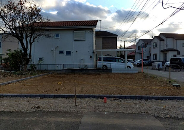 【前面道路含む現地写真_2】前面道路の幅員や歩道の有無、近隣の建物との距離感などは、実際の生活の利便性や安全性に大きく影響します。複数のアングルから前面道路の状況を確認することで、より具体的に生活イメージを描けます。