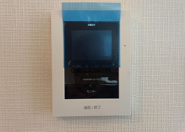【TVモニター付きインターホン】TVモニター付きインターホンは、来訪者の顔を確認できるだけでなく、音声でやり取りすることもできるため、セキュリティ面で安心できる設備です。モニター画面が大きく見やすいもの、夜間でも来訪者をしっかりと確認できるものなど、機能性を重視したいところです。