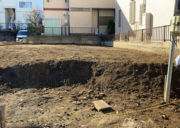 【外観_3】現地に行くなら、物件の周囲の地形がどうなっているかを見ることも大切です。周辺より低くなっている土地では、大雨などで水が集まりやすいため、地盤が弱くなっているということも考えられるため、注意が必要です。
